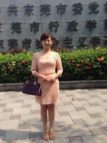 赵主任会后在市委党校门前留影